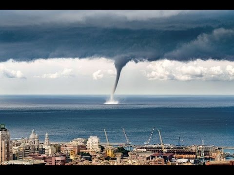 意大利水面现巨大水龙卷 场面壮观似世界末日