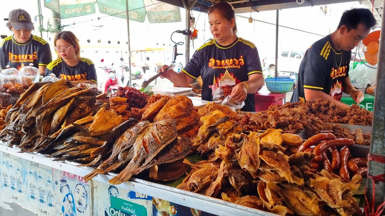 Открыто 15 часов в день! Семья работает вместе всю ночь, продавая жареное мясо и клейкий рис