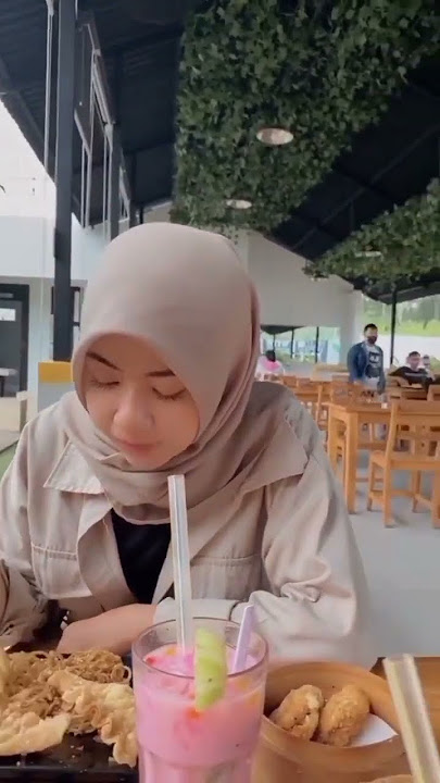 Hujan hujan enaknya makan mie #storywa #storyhalu #cewek #gadiscantik #ukhti #shorts
