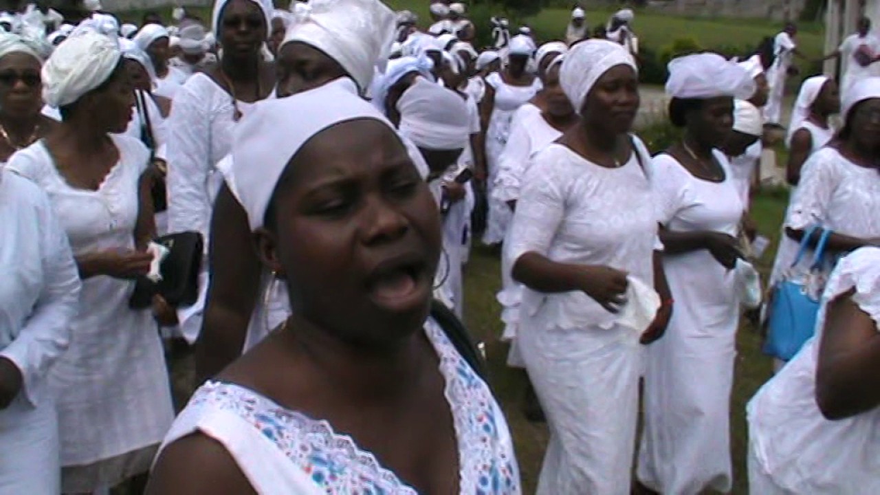 Eglise Harriste: Procession après le Culte de Remise des actes de la convention de l'UPHA.