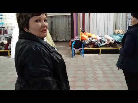 Подруга выбирает тюль.