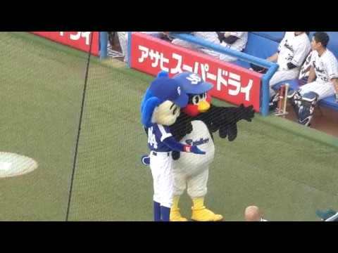 18/5/1 オープニングトークに備えるつば九郎＆ドアラ