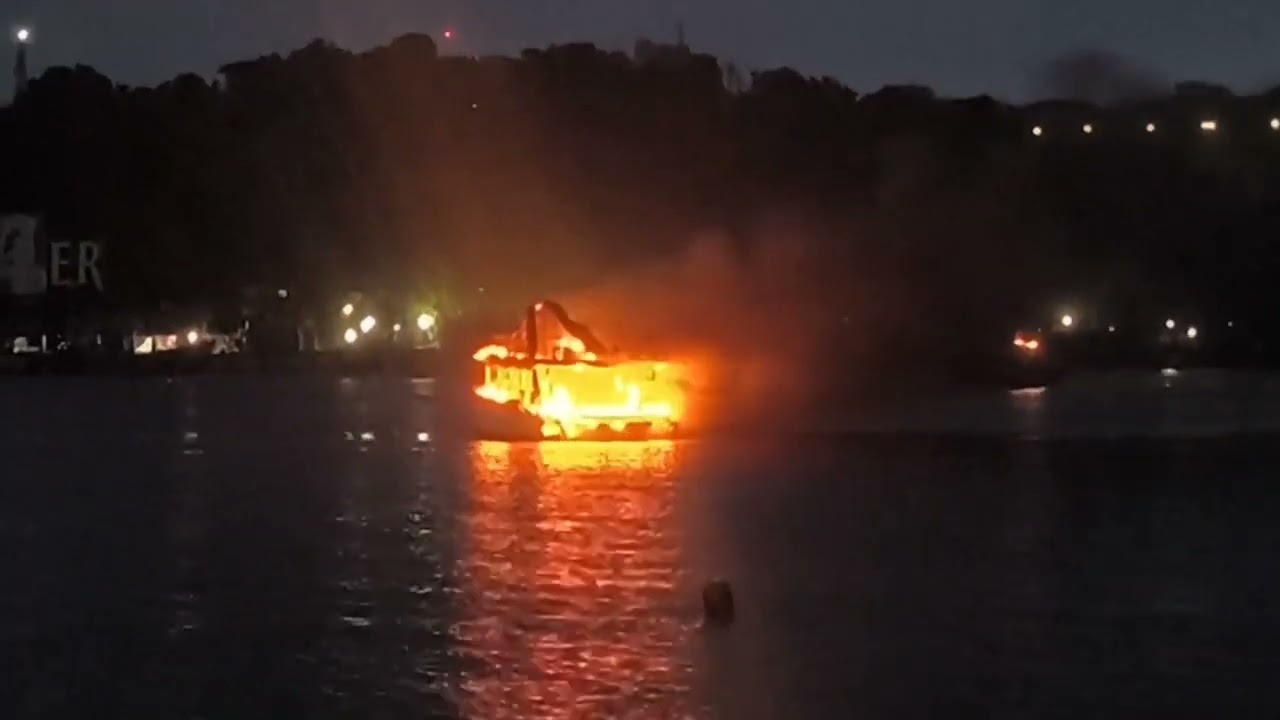 Goan Reporter:: Watch  A Cruise Vessel was seen in fire drifting towards Mandovi on Sat Early Morn