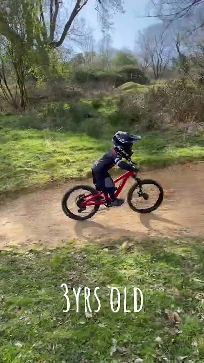 Hanya seorang anak berusia 2 tahun dan MTB-nya bersinar 👀 #enjoytheride