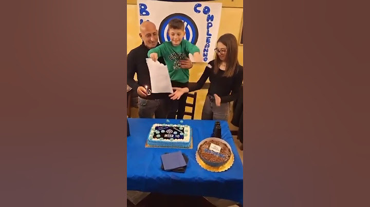 PICCOLO TIFOSO DELL'INTER RICEVE UNA TORTA SBAGLIATA: GUARDATE LA REAZIONE 🥺😅 #shorts