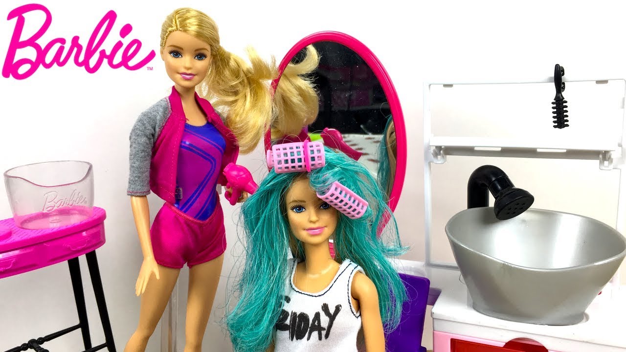 MUNECAS BARBIE AL SALON DE BELLEZA HISTORIAS CON JUGUETES 