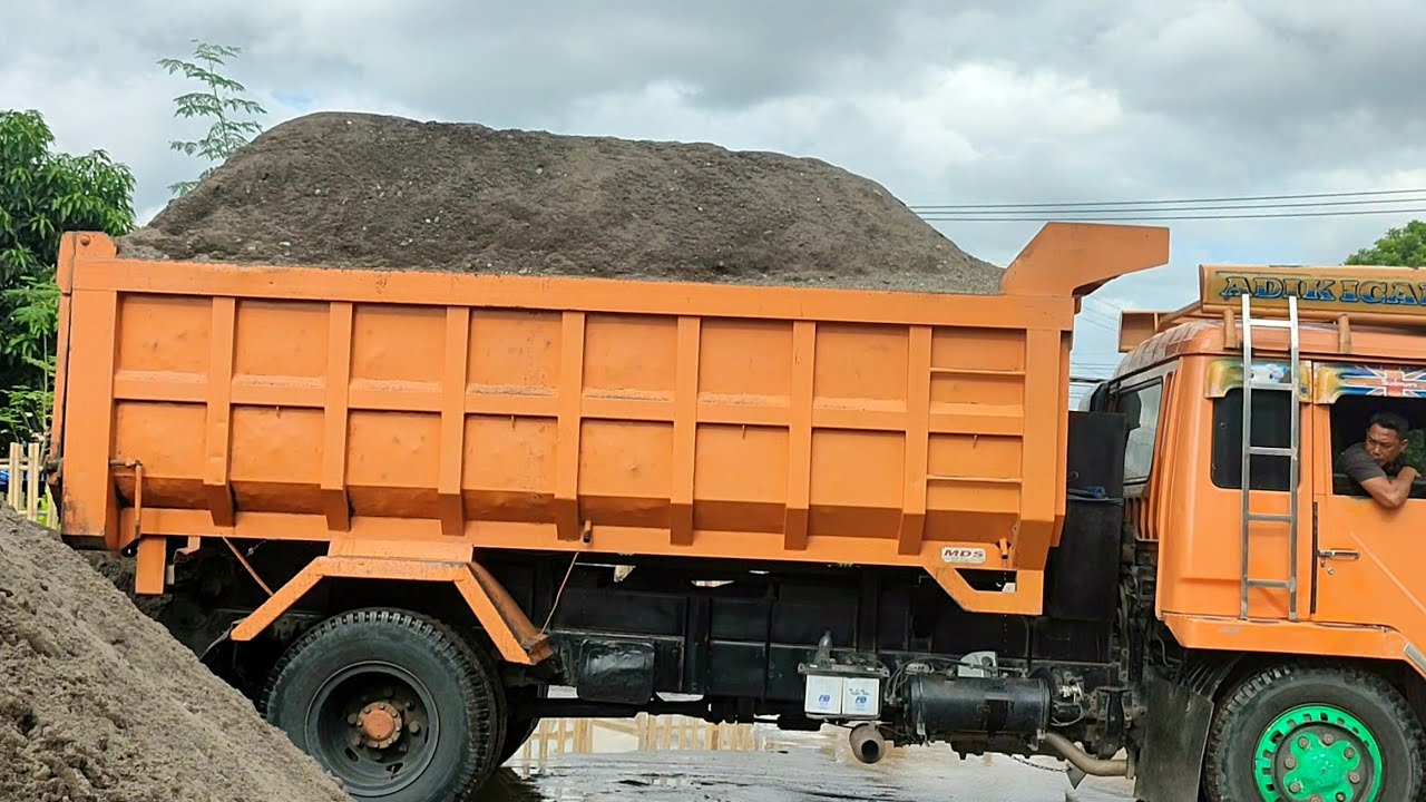 Mobil Dump Truk Fuso Jomplang Muatan Di Pasir Tinggi Menggunung Bergantian