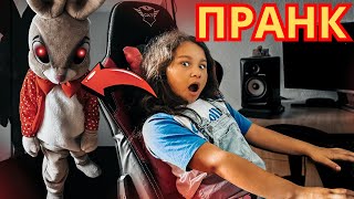 ИЗПЛАШИХ КРИСИ С ГИГАНТСКИ ЗАЕК НА УЖАСИТЕ | ПРАНК !!!