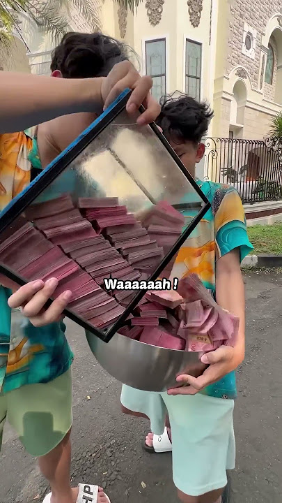 PENUHIN ISTANA PAKAI UANG!