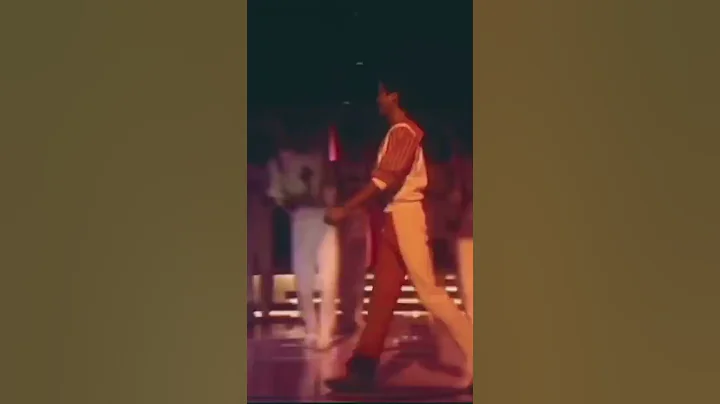 #翁美玲 #陈百强 ——青春活力，已歌配舞 82年流行色。 - 天天要闻