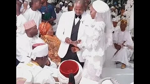 Oba Elegushi's Brother,Oyekan &His Wife Put The Rings On Their Fingers As They Exchange Marital Vows
