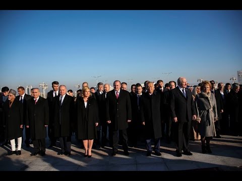 თურქმენეთის  ნეიტრალიტეტის მონუმენტის ყვავილებით შემკობა