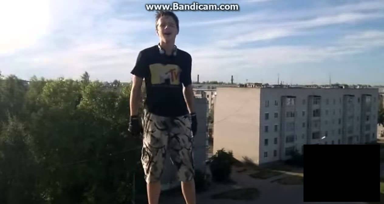 Пацан дрочит в машине