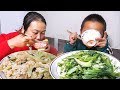 媳婦到菜地挑選一棵芥菜，素炒配稀飯，孩子也喜歡吃