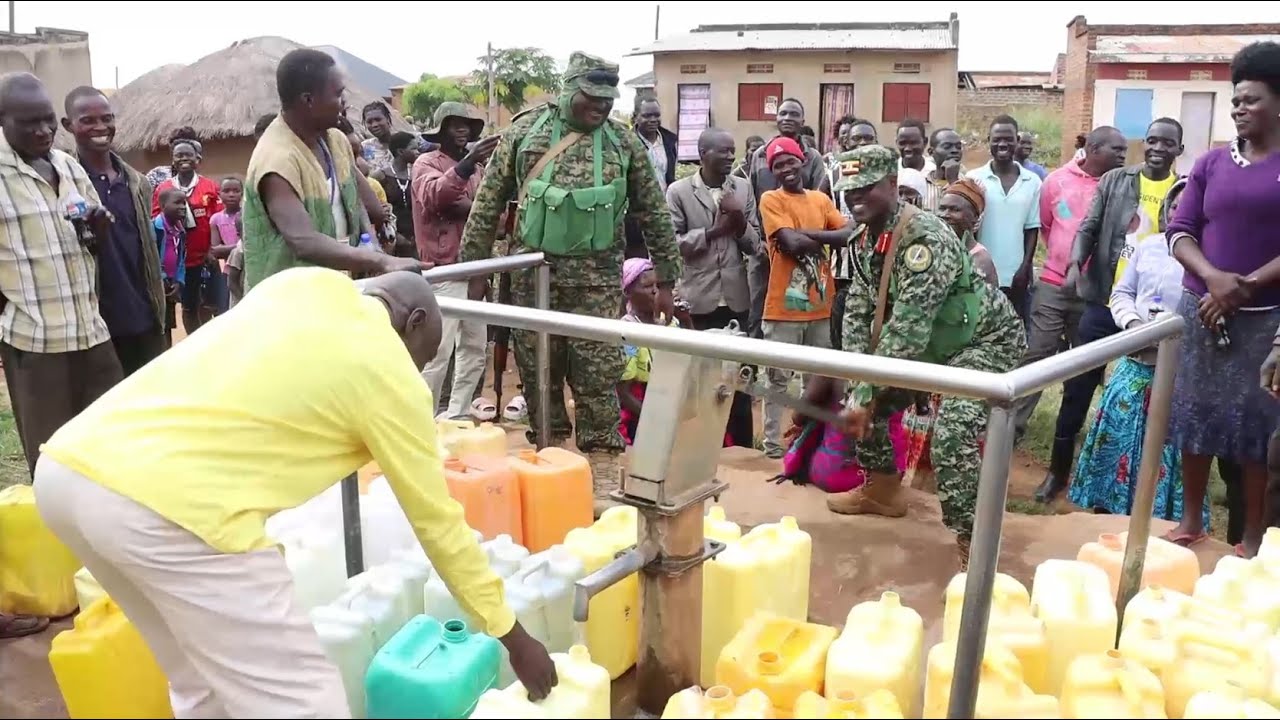 Вооруженные силы Уганды восстановили 44 скважины и передали их жителям Амуру и Нвойи.