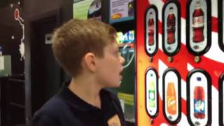 İçecek Makinesindan Bedava Içecek Alan Velet