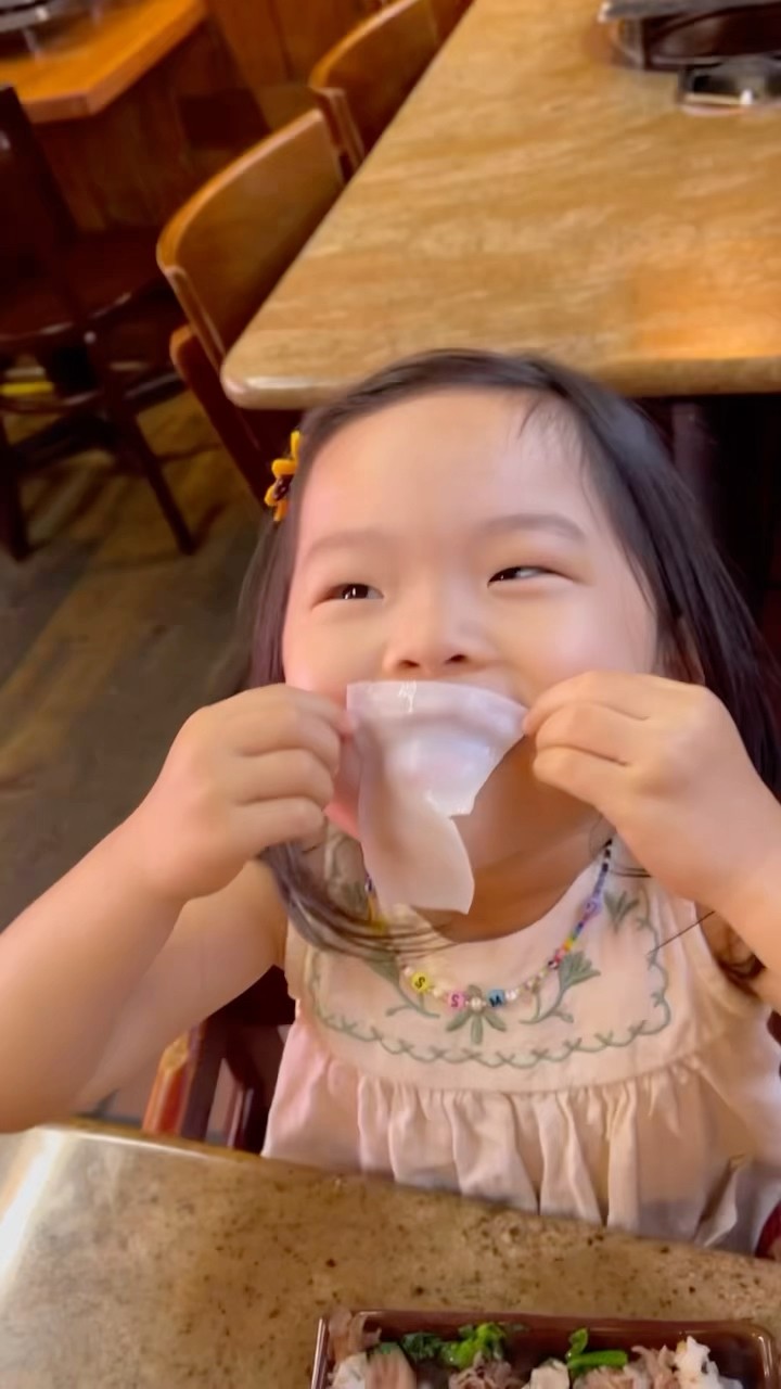 Little girl imitates dad, so cute ?