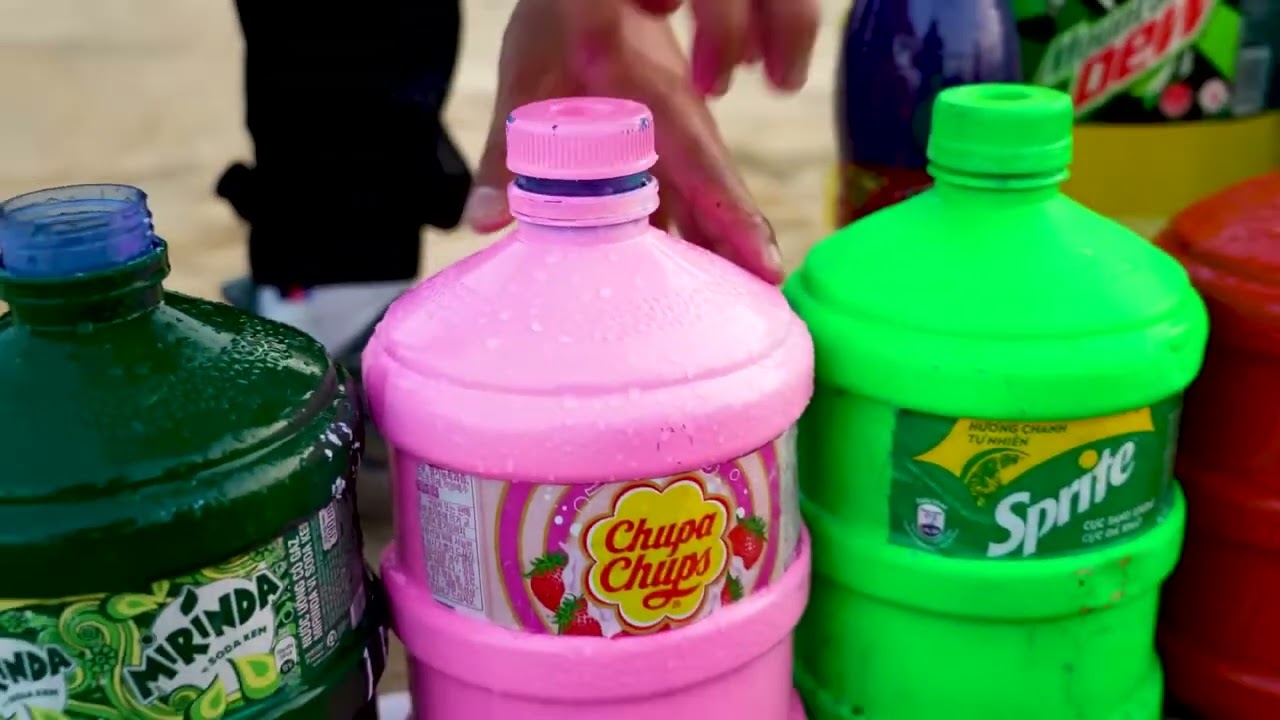 "EXPLOSION GALORE! Giant Balloons from Toothpaste Eruption feat. Dew Fanta,Cola & Mentos Experiment"