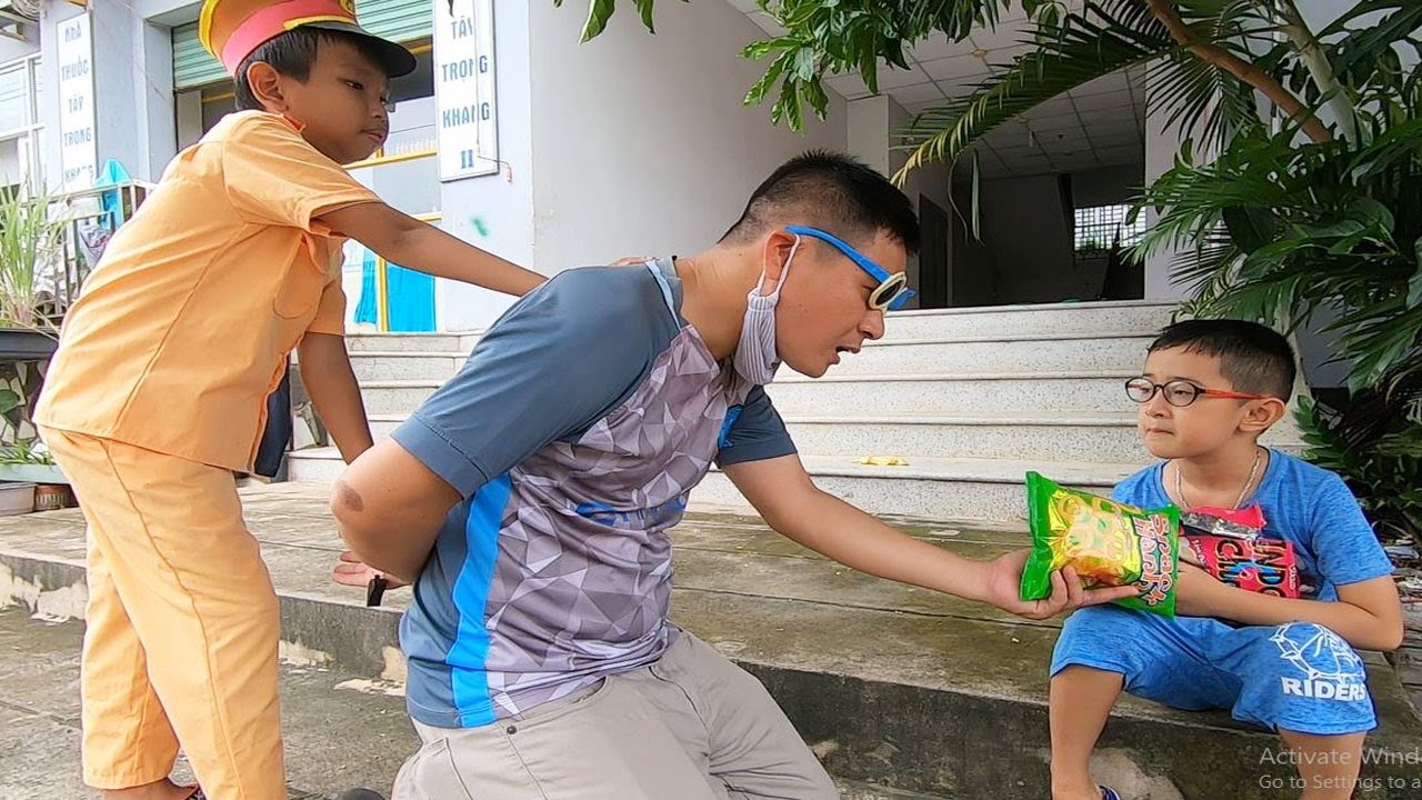 Trò Chơi Bé Làm Cảnh Sát Bắt Kẻ Trấn Lột Snack Bim Bim Giúp Cậu Bé Nghèo! Thầy Thái Vlog