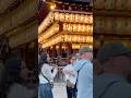 夕暮れ時に八坂神社で満喫する外国人観光客 #京都 #観光
