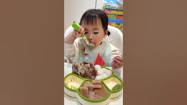 CUTE BABY EATING FOOD BY HERSELF 👼🍼 #baby #babygirl #viral #shorts