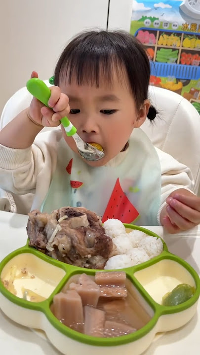 BAYI LUCU MAKAN MAKANAN SENDIRI 👼🍼 #bayi #bayiperempuan #viral #celanapendek