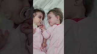 135مليون على تيكتوك🤩لما تكون ميت نعس بس مضطر على التاتين🤣#babytwins #youtubeshorts #youtube #viral