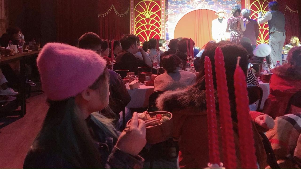 又要吃席又要吃瓜,还要演戏!成都这里吃顿饭好累啊 - YouTube