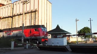 Железнодорожный переезд закрыт из за проходящего поезда