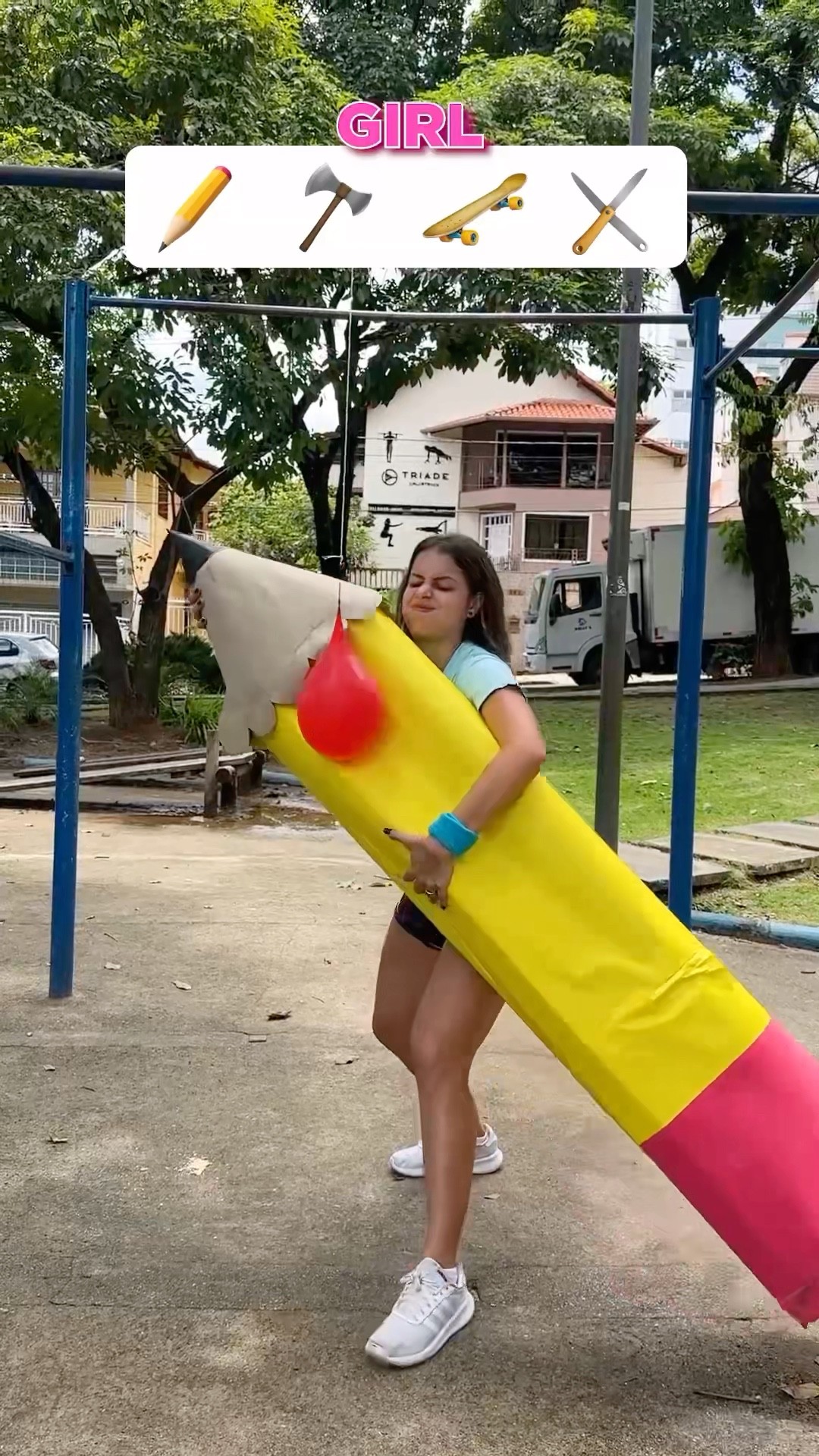 MENINO E MENINA VS BALÃO !! #shorts