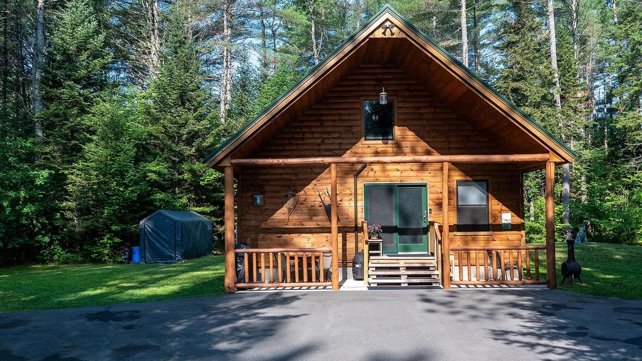 Этот дом в штате Мэн с тремя спальнями на участке площадью 2,46 акра привлекает всеобщее внимание...