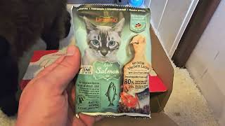 I'm unpacking cat food samples from CheckForPet (My cats are helping me diligently with that) #cat