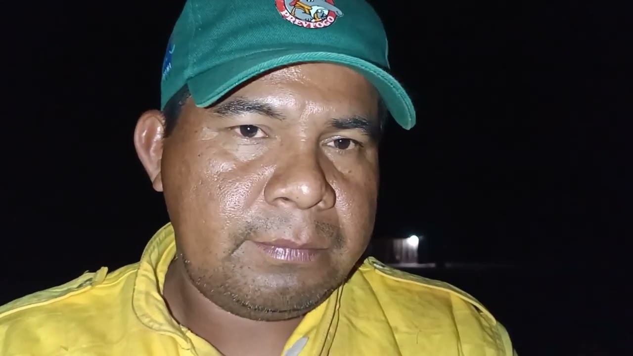 Acompanhamento da equipe Indígena do PREVFOGO em combate noturno a incêndio florestal.