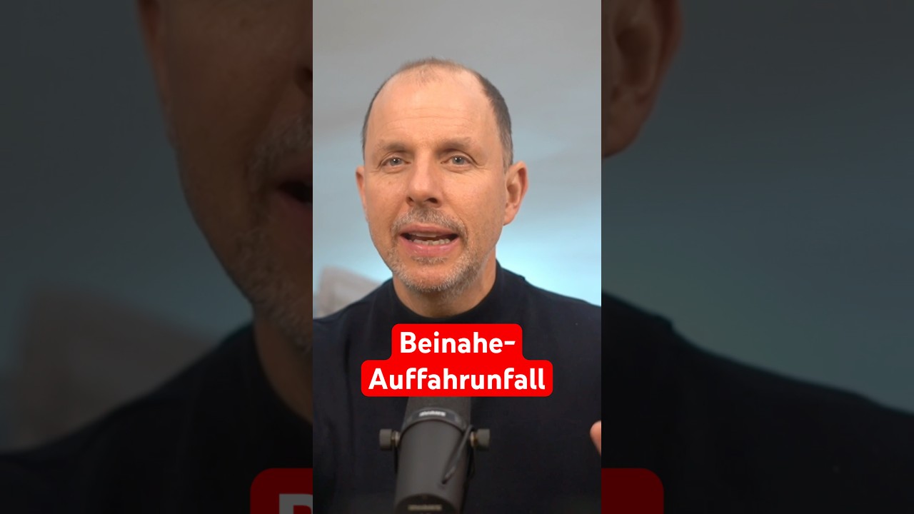 Video Thumbnail: Beinahe-Auffahrunfall vor Ampel 💥 @DashcamDriversGermany  | WBS.LEGAL #shorts