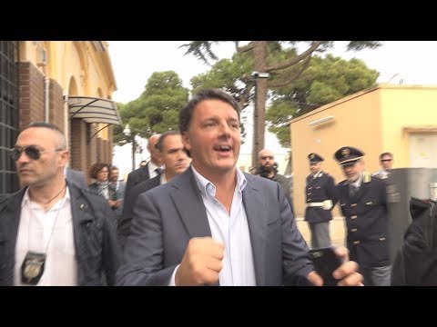 Il treno di Renzi arriva a Polignano a Mare tra applausi e contestazioni