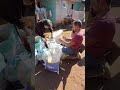 O boy arrumou um ajudante é o tio,