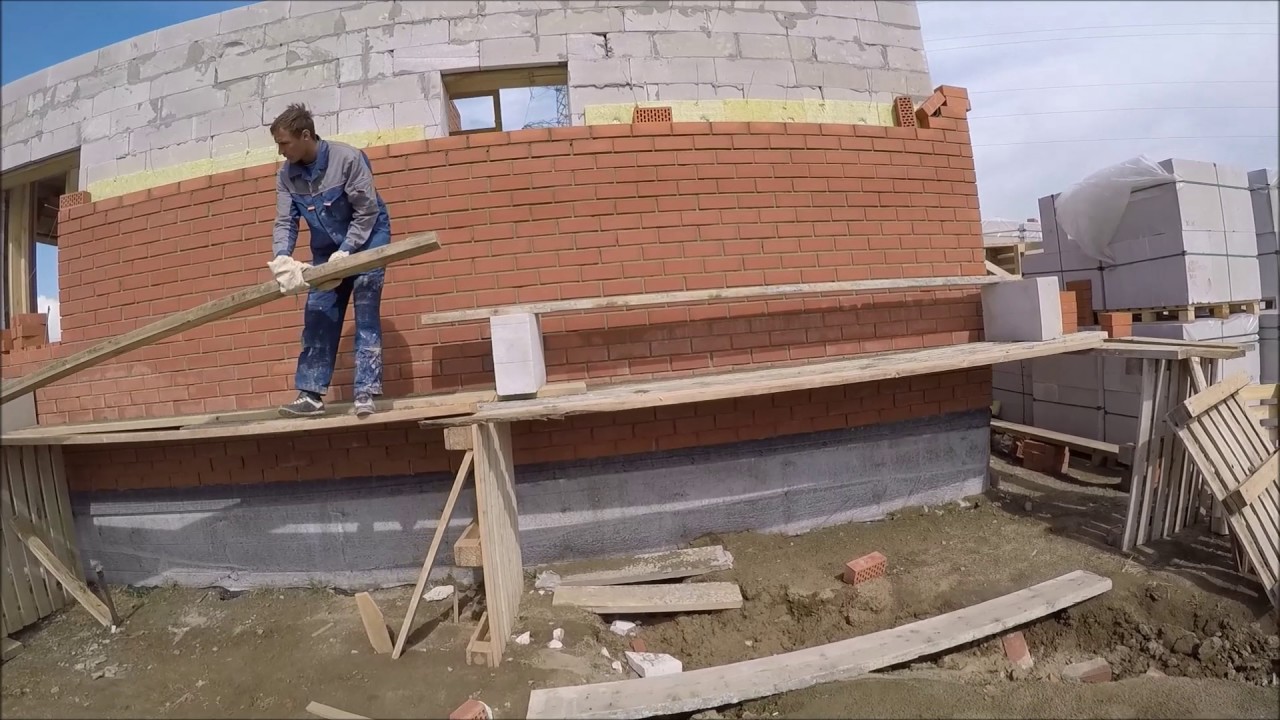 Возведение коробки дома из газобетона с облицовкой - YouTube