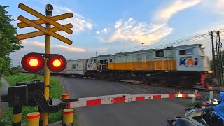 Kompilasi 9 Perlintasan Kereta Api Ngebut