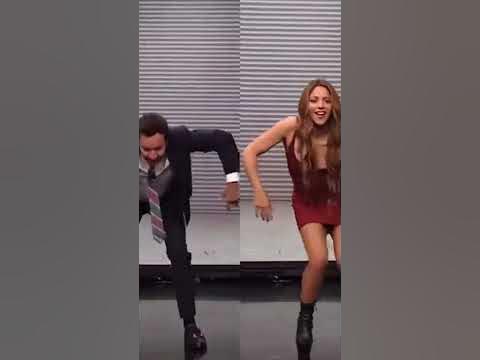 Shakira y Jimmy Fallon Bailando Te Felicito 🕺💃💯💃🕺 - YouTube