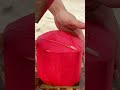 ココナッツの開封:赤い外殻のココナッツを切り開く