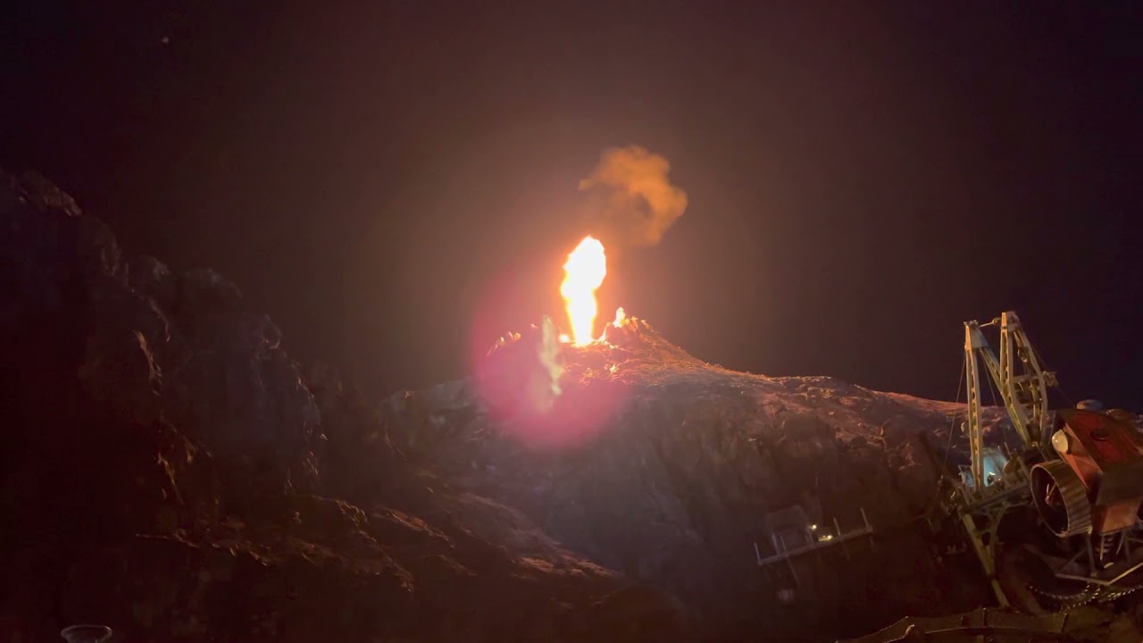 プロメテウス火山の噴火 - YouTube