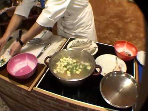 Βίντεο: Μαγειρεύοντας ψάρια Gilthead σε αλάτι με σάλτσα αμυγδάλου