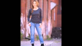 Hotter Amy Matthews vs Nicole Curtis