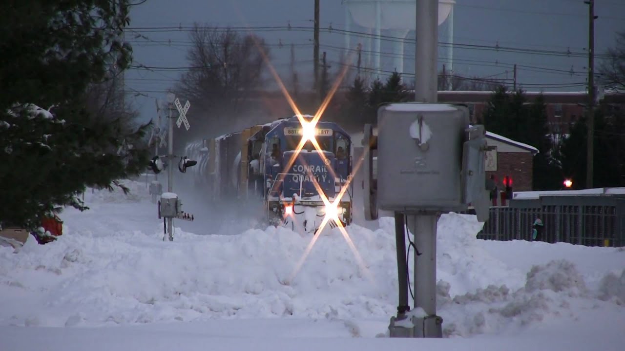 HD: Conrail SD40-2 blasts through Snow! RS3L Echo's into the air!