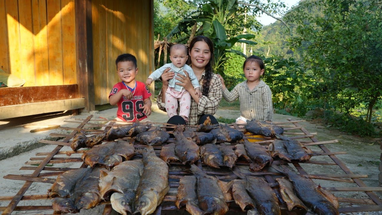 How to catch giant fish in the mud to make smoked fish - Grilling fish ...