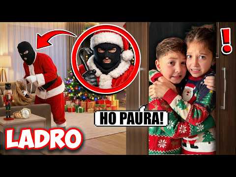 Video UN LADRO TRAVSTITO DA BABBO NATALE ENTRA IN CASA E RUBA TUTTO LA NOTTE DI NATALE...