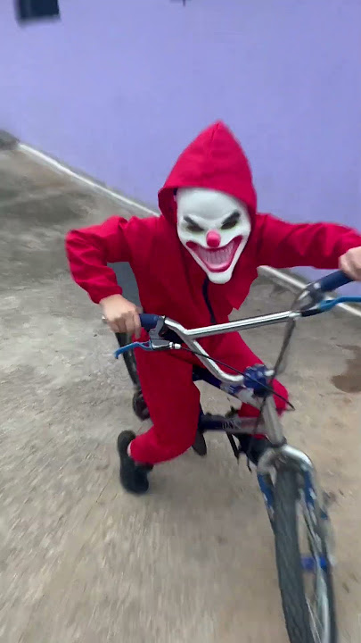 DESAFIEI O PALHAÇO ANDAR DE BICICLETA SEM AS MÃOS #shortsvideo #palhaço #bike
