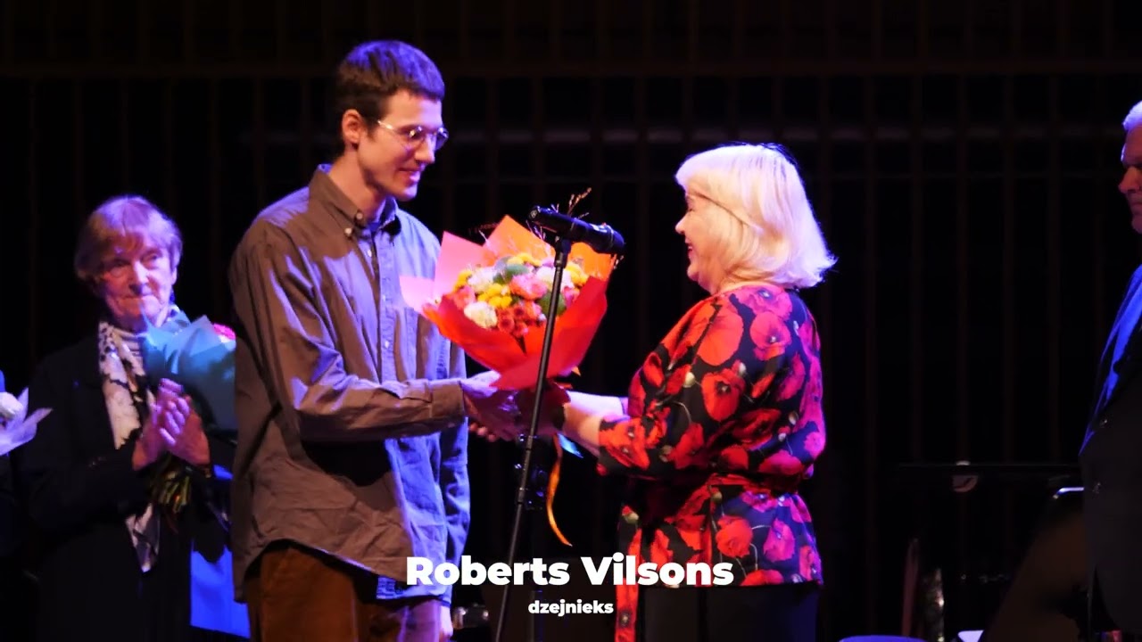 Pasniegta balva rakstniecībā "Sudraba tintnīca"