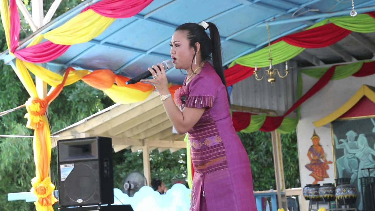 Female local singer at Wat Lao Buddhavong July 4, 2013 YouTube