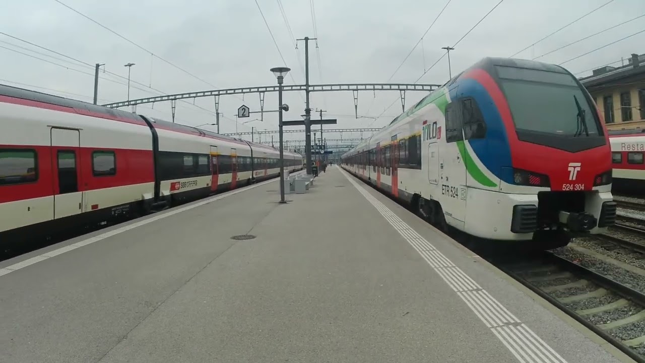 Treni alla stazione di Chiasso (Stazione di confine tra Italia e Svizzera)